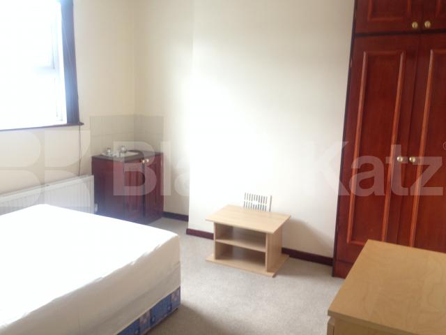 			NEW INSTRUCTION, 3 Bedroom, 1 bath, 1 reception Apartment			 Northcote Road, Clapham Junction